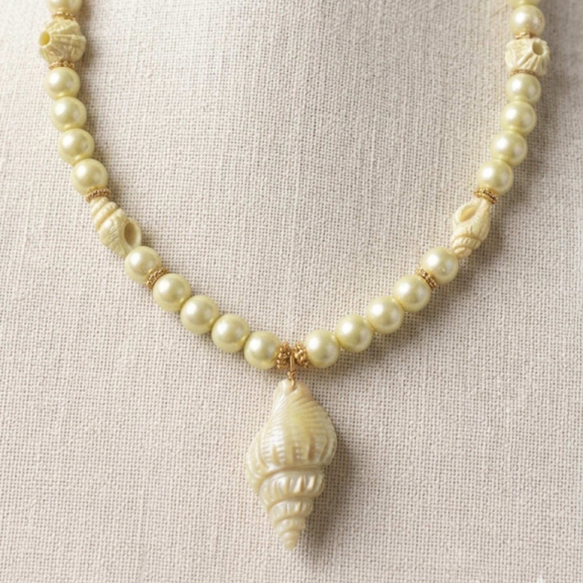 Collana Decorativa per Cani in Pasta di Conchiglia e Dettagli in Zama